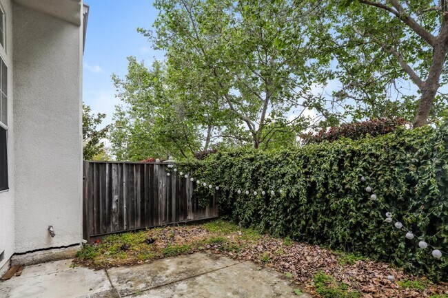 Building Photo - 572 Blackwood Terrace