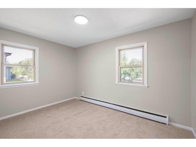 Building Photo - "Modern 2 Bed Apartment in Mounds View - P...