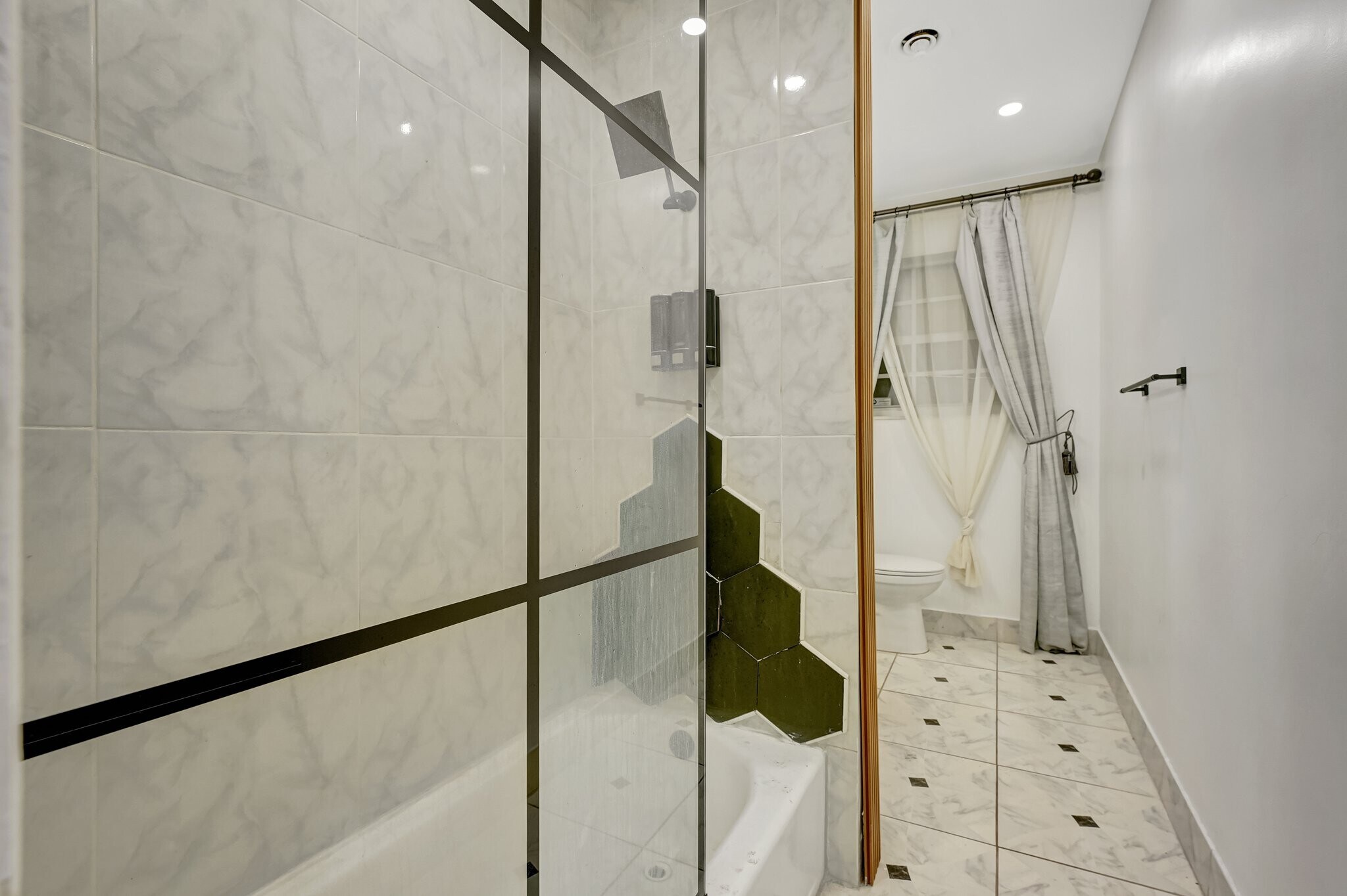 Building Photo - 18600 NE 7th Ct