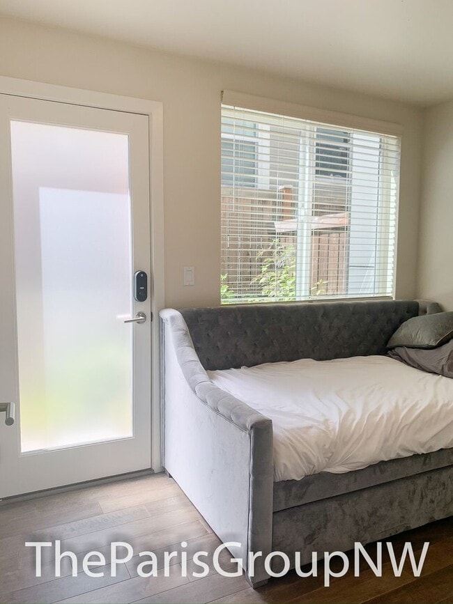 Building Photo - Modern Madrona 3BR TH * A/C!!* Big Open Sp...