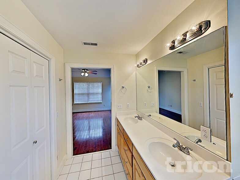 Building Photo - 1705 Walden Ct