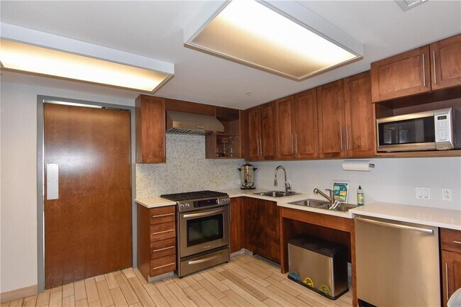 Building Photo - 300 Bowie St