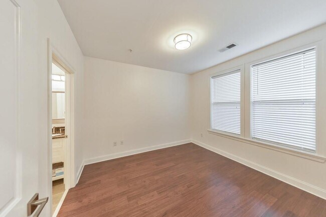 Building Photo - 901 Abernathy Rd NE
