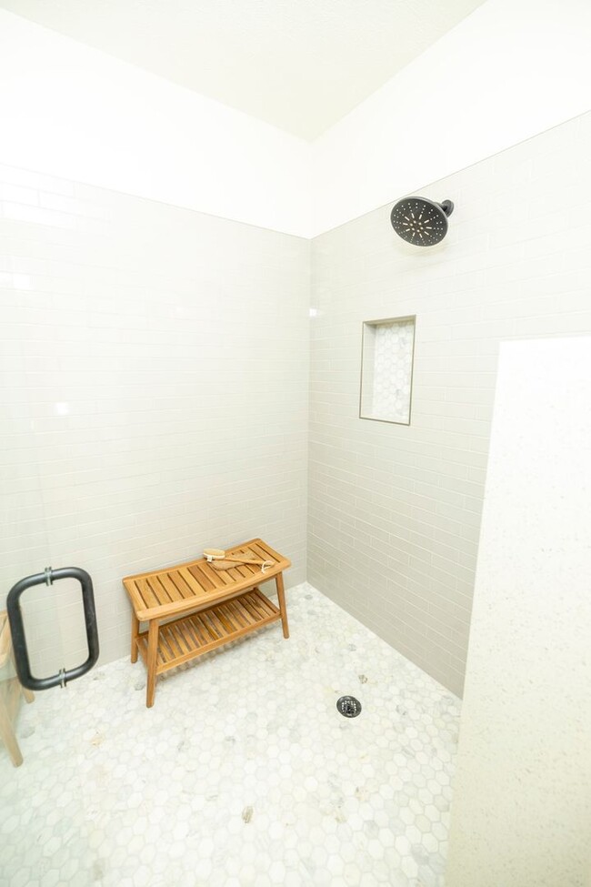 Building Photo - Beautiful 3 bed 3.5 bath Condo