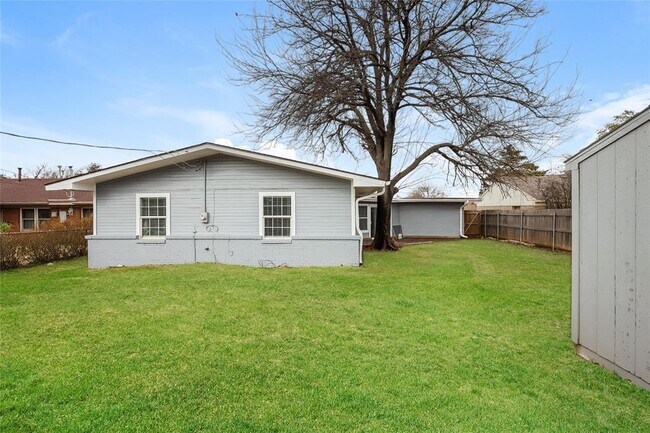 Building Photo - 2404 Carlton Way