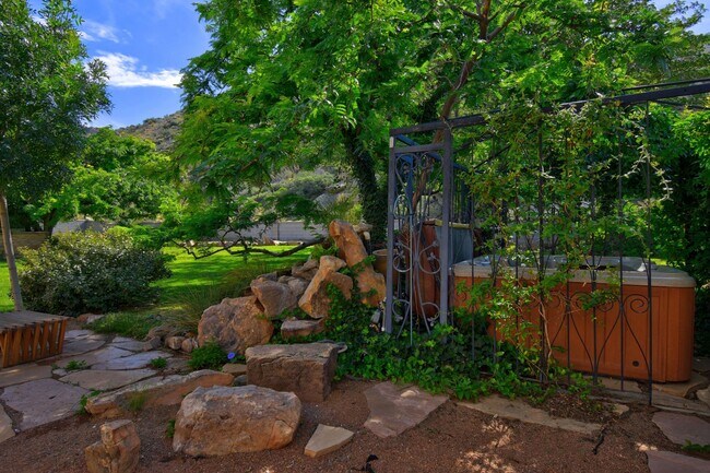 Building Photo - 3112 Camino De La Sierra NE