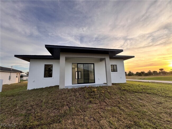 Building Photo - 1027 Kismet Pkwy W