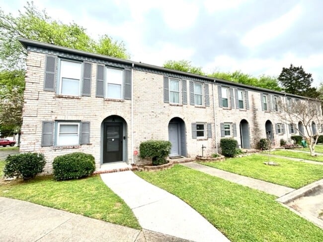 Building Photo - Newly Remodeled Condo/Townhouse!