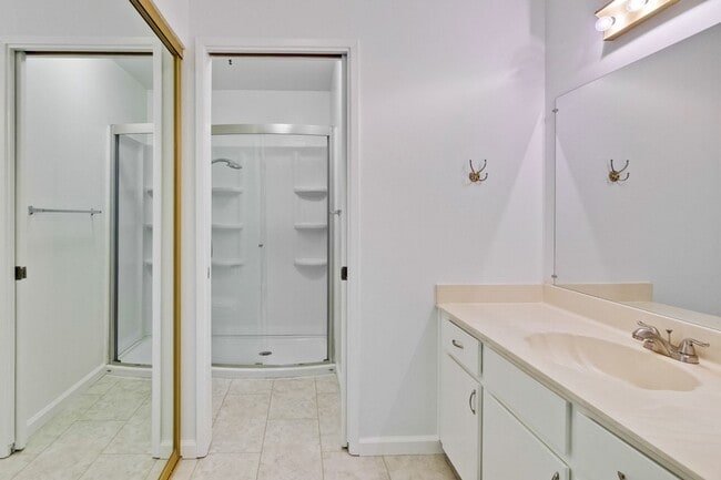 Building Photo - Beautifully Remodeled 3BR 2.5BA Townhouse in Great Community in Mountain View