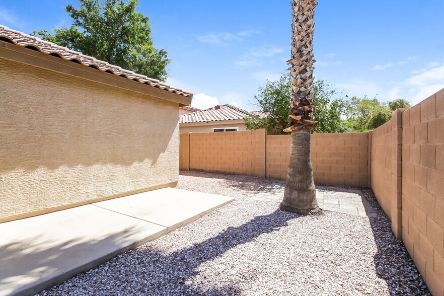 Building Photo - 2200 E Spruce Dr