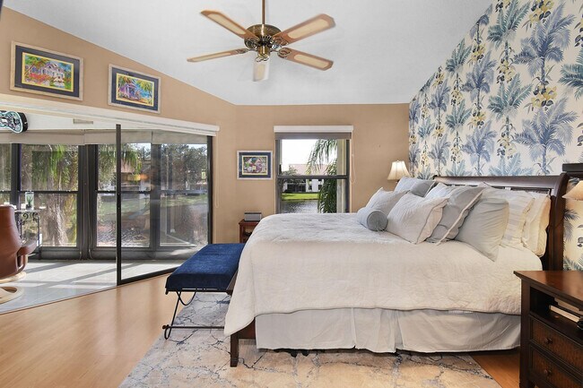 Building Photo - 6040 SE Martinique Dr