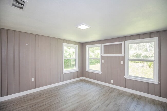 Building Photo - 2113 Holly Dr