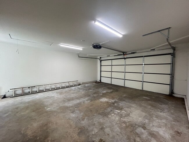 Building Photo - Spacious Newly Remodeled Townhome in Bonsa...