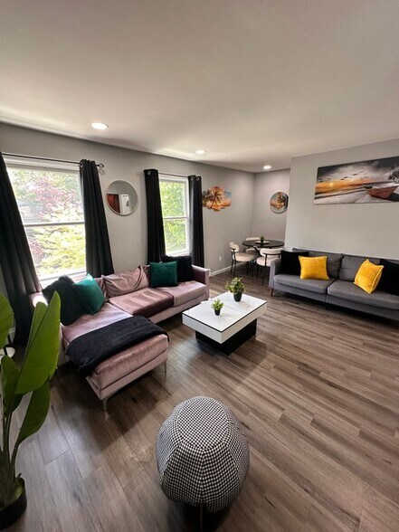 Building Photo - 6 Charles St
