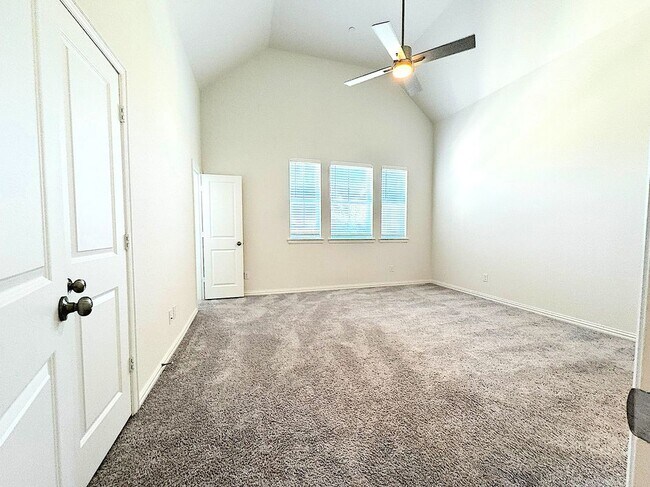 Building Photo - 925 Utica Dr