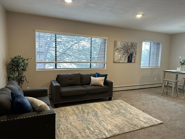 Building Photo - Updated Condo with outdoor Pool  ***Next t...