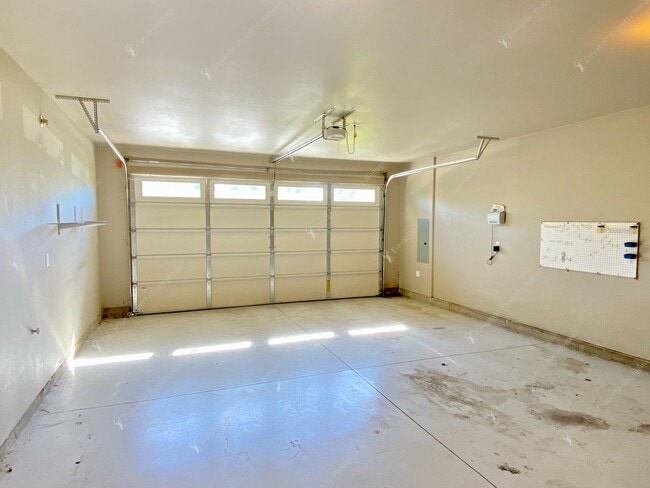 Building Photo - Bright, Spacious Home with Expansive Yard ...
