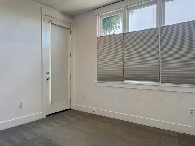 Building Photo - Modern 2 Bed, 1.5 Bath + Parking - Alamo S...