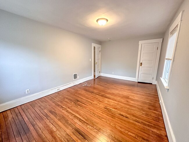 Building Photo - Lovely 3-bed Single Family Home in Hamden! Gorgeous Hardwood Floors throughout!