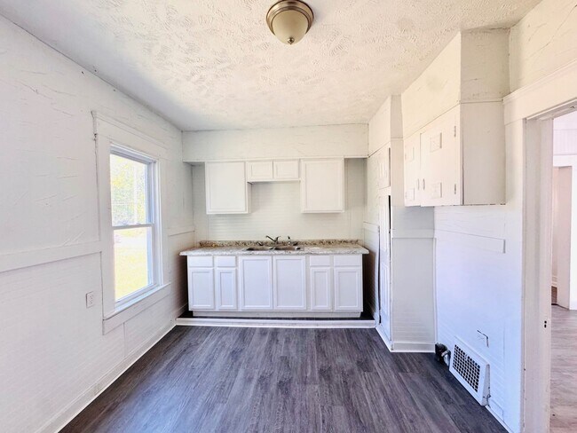 Building Photo - 924 Ansel Rd