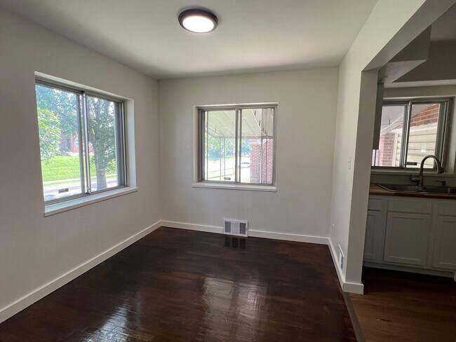 Building Photo - Charming 3-Bedrooms 1 bath with Hardwood F...