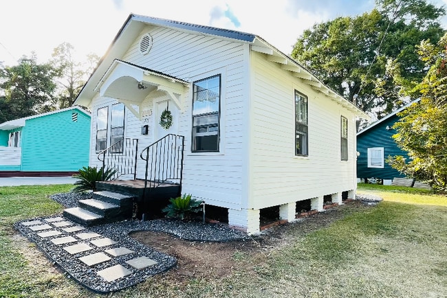 Building Photo - 808 Gordon St