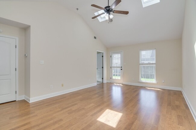 Building Photo - 2 Bed 2 Bath Townhouse Minutes from Ft Gordon
