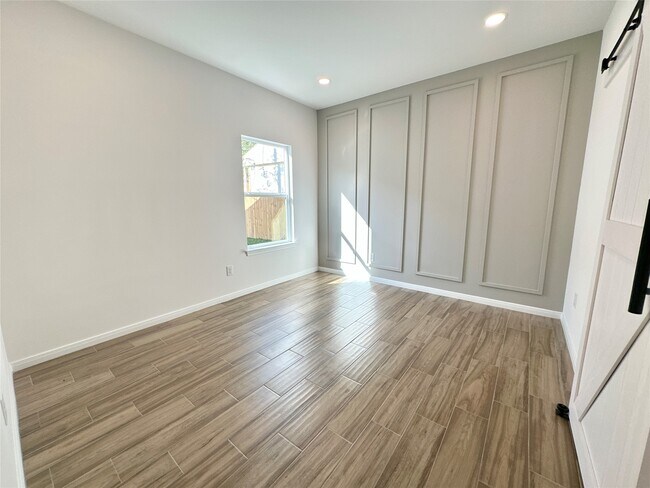 Building Photo - 11561 Persimmon St