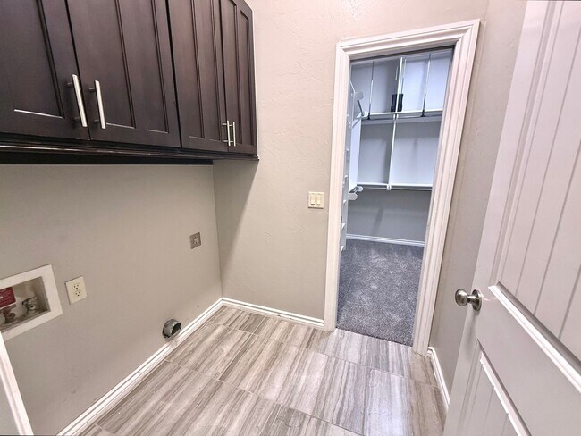 Building Photo - Beautiful 3BD 2BA w/ Bonus Room Located in...
