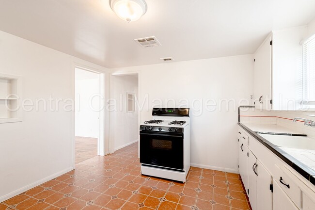 Building Photo - 2 Bedroom/1 Bath Home - $1395 per month!