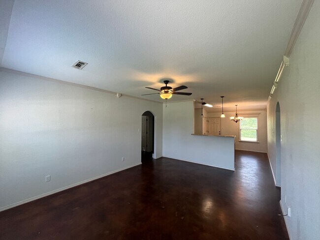 Building Photo - New Listing!