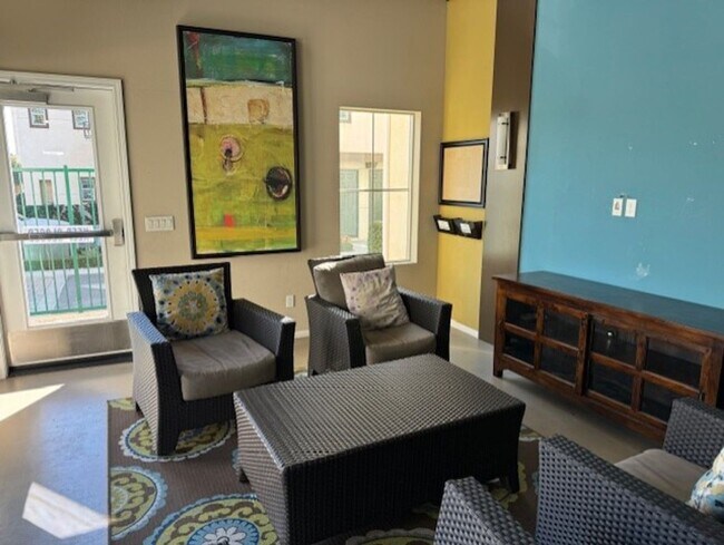 Building Photo - Stunning 2 bed 2.5 bath Solar Powered Town...