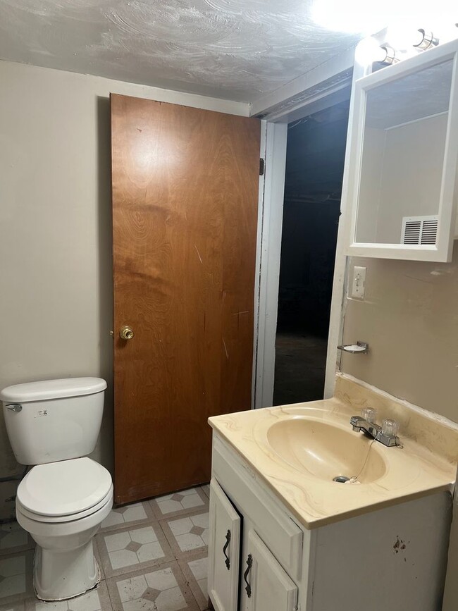 Building Photo - Spacious 2 Bedroom Southside Holland