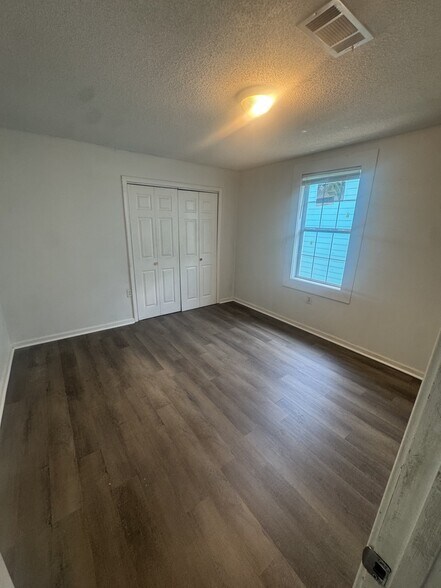 Building Photo - 516 S Hennessey St