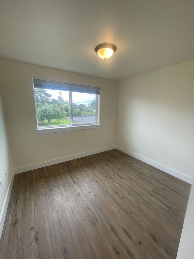 Building Photo - Stunning Three Bedroom Town Home In Lebanon OR!