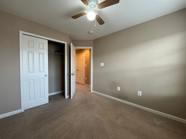 Building Photo - Beautiful And Spacious 3 Bed 3.5 Bath Interior Brick Townhome With Balcony In Hastings Marketplace