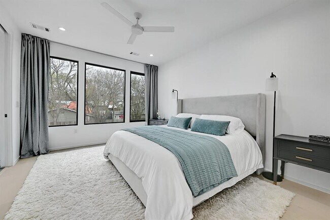 Building Photo - 1704 Kinney Ave