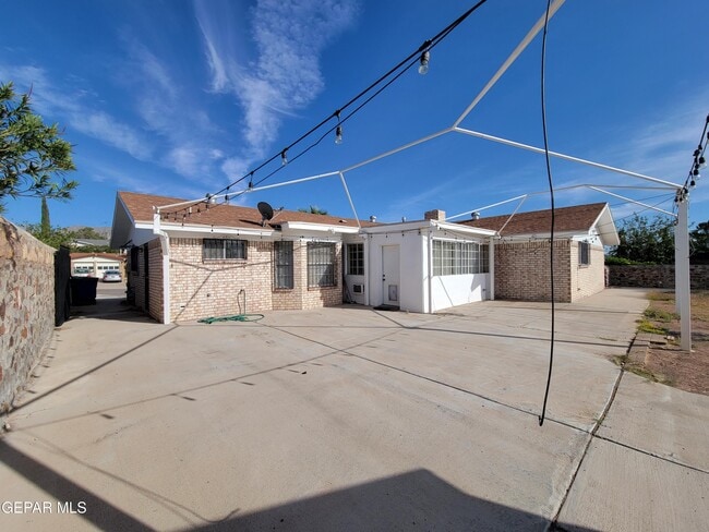 Building Photo - 305 Garden Grove Ln