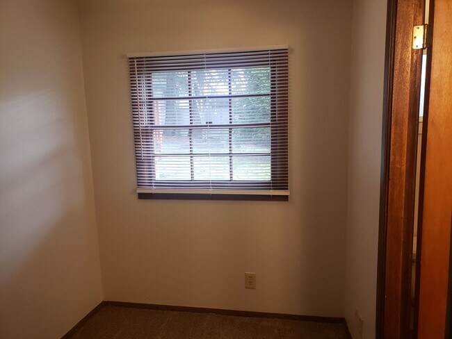 Building Photo - Charming Studio Duplex! rentalsc21.com