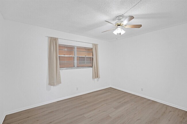 Building Photo - 5140 SW 40th Ave