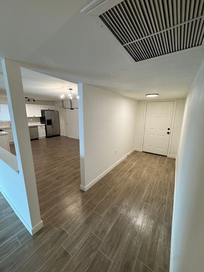 Building Photo - Fully upgraded home with garage!