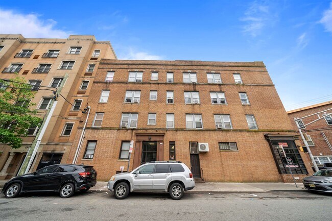 Building Photo - 203 Academy St