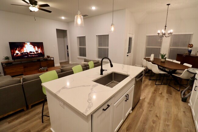 Building Photo - 2009 Toronto St