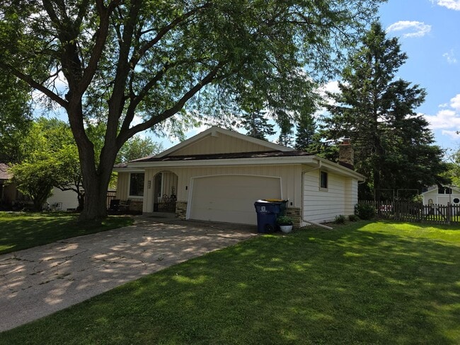 Building Photo - Updated 3 bedroom 2 bathroom Oak Creek ranch