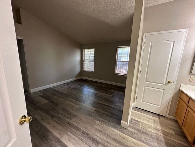 Building Photo - 1170 Forest Knoll Ct