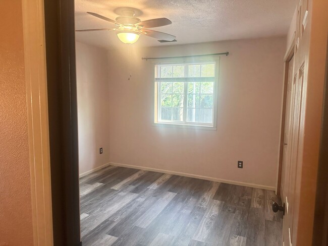 Building Photo - 4-bedroom 2.5 Bath McMinnville OR 97128