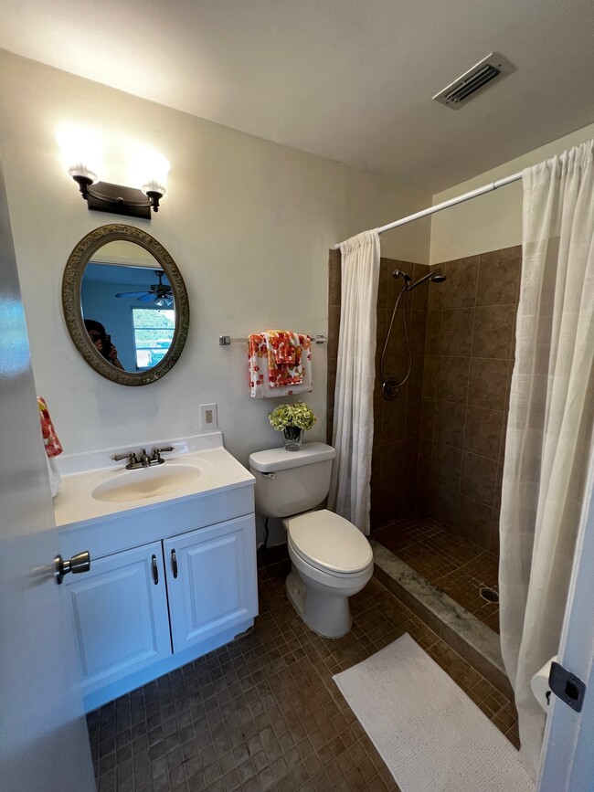 Master Private Bathroom - 206 Elliot Ave