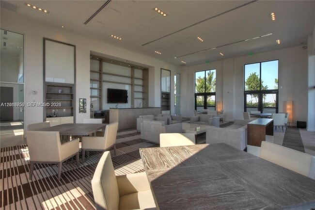 Building Photo - 1000 Venetian Way