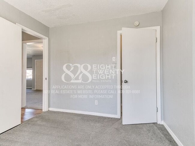 Building Photo - 3 Bed/1 Bath Single Family Home Available Now! Within 5 miles of TAFB!
