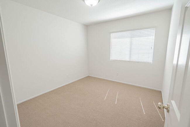 Building Photo - 4 Bedroom Home for Rent in Canyon Country!